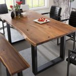 SAM® Stilvoller Esszimmertisch Imker aus Akazie-Holz, Tisch mit lackierten Beinen aus Roheisen, naturbelassene Optik mit einer Baumkanten-Tischplatte
