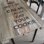 Design-Eßtisch aus Industriepalette "Keep Calm and eat your Cookie"